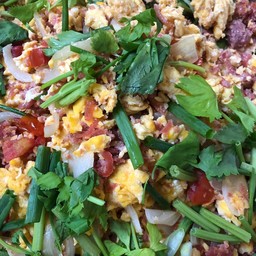 ผัดแหนมใส่ไข่