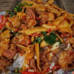 พริกแกงหน่อไม้ดองราดข้าว