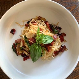 สปาเกตตี้เบคอนผัดพริกแห้ง