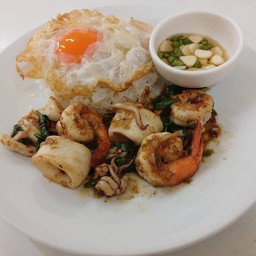 ข้าวผัดกะเพรากุ้ง ปลาหมึก ไข่ดาว