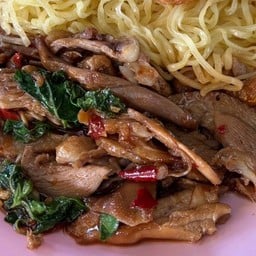 บะหมี่ราดหน้ากะเพาเป็ด