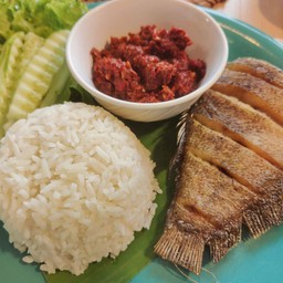 ข้าวผัดน้ำพริกตาแดงปลาสลิด