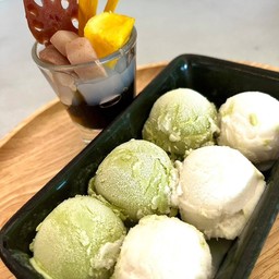 ไอศกรีม ชาเขียว + กะทิ 6 ลูก (ใส่ท็อปปิ้ง)
