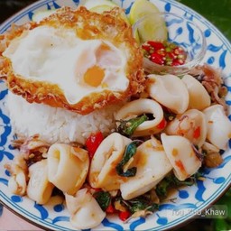 กระเพราหมึกกุ้งราดข้าว