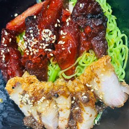 บะหมี่แห้ง หมูแดง + หมูกรอบ