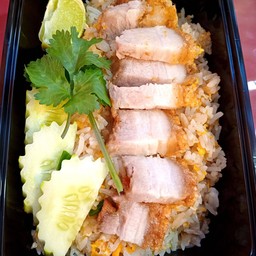 ข้าวผัดหมูกรอบ