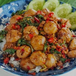 กระเพราหมูสับลูกชิ้นราดข้าว