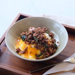 ข้าวกะเพราเนื้อแองกัส ไข่ขยี้