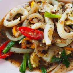 ปลาหมึกผัดพริกไทดำ