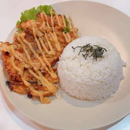 ข้าวหอมหน้าสเต็กไก่ใหญ่สไปซี่