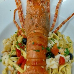 Tagliatelle con aragosta e pomodoro fresco
