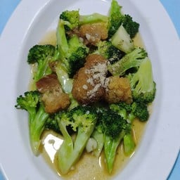 บร็อคโคลี่ผัดน้ำมันหอย+หมูกรอบ