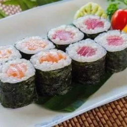 ข้าวห่อแซลมอนทูน่ามากิ