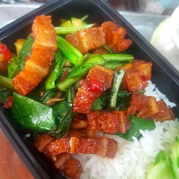 ข้าวคะน้าหมูกรอบเจ