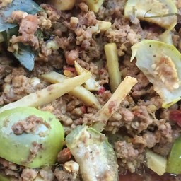 แกงหมูสับไก่หน่อไม้