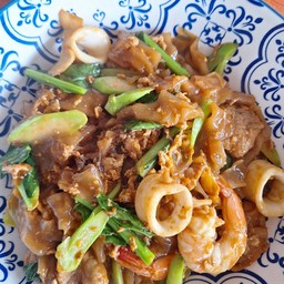 เส้นใหญ่ผัดซีอิ้วใส่ไข่ หมึก กุ้ง