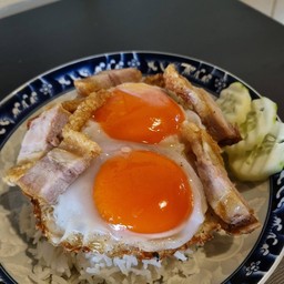 ไข่ดาวหมูกรอบ