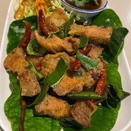 ข้าวราดสามชั้นทอดน้ำปลาใบมะกรูด