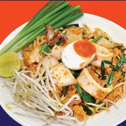 ผัดไทย หมึกสด ไข่เค็ม