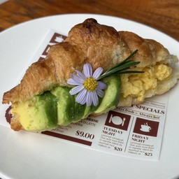 ครัวซองต์ไข่ข้นอโวคาโด้-Croissant with Creamy Scrambled Eggs and Avocado