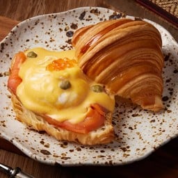 ครัวซอง Egg Benedict smoked salmon