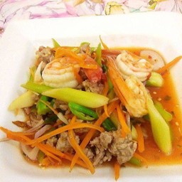 ยำก้านคะน้ากุ้งสด