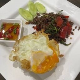 ข้าวผัดกะเพราเนื้อโคขุนสับ+ ไข่ดาว