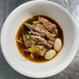 ก๋วยเตี๋ยวลูกชิ้นขาหมู