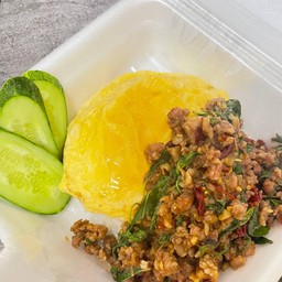 กระเพราพริกแห้งหมูสับ + ไข่ข้น