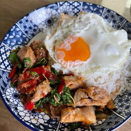 กระเพราหมูตุ๋นราดข้าว