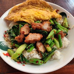 ข้าวคะน้าหมูกรอบไข่เจียว