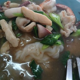 ราดหน้ากุ้ง+ปลาหมึก