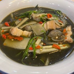 แกงยอดมะพร้าวหมูสามชั้น