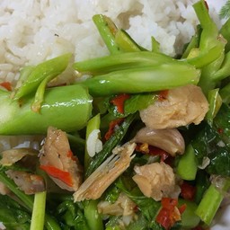 คะน้าปลาเค็มราดข้าว