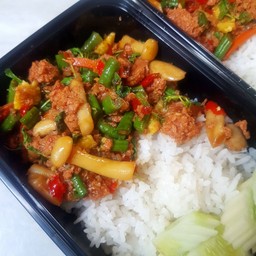 ข้าวผัดกระเพาแหนมจากพืช