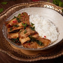 ข้าวกะเพราคลุกเนื้อย่าง