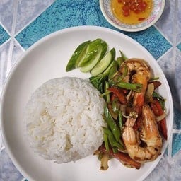 ผัดพริกกุ้งราดข้าว