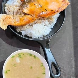 ข้าวหน้าแซลมอนย่างเทอริยากิ