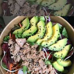 สลัดอโวคาโด้ใส่ทูน่า