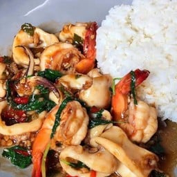 ข้าวราดกระเพรารวมมิตรทะเล