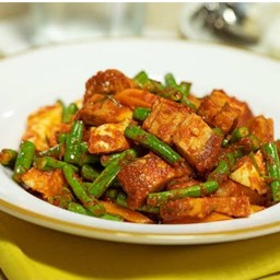 ผัดพริกแกง หมูกรอบ