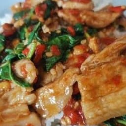 ผัดกระเพราหมูสามชั้นๆราดข้าว