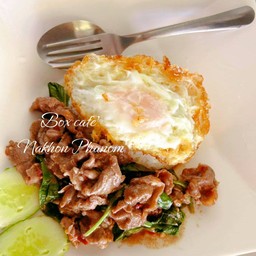 เนื้อน่องลายผัดกะเพราราดข้าว+ไข่ดาว