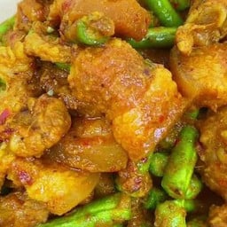 ผัดเครื่องแกงหมูสามชั้นๆราดข้าว