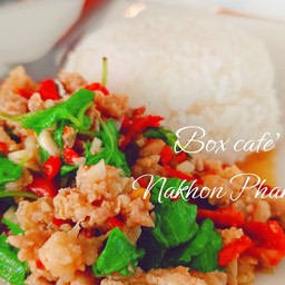 กะเพราเนื้อสับราดข้าว