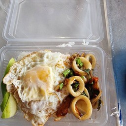 ผัดพริกหมึกราดข้าว