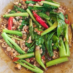 ผัดคะน้าราดข้าว(ผัดแบบใส่พริกนะคะ)