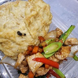 ผัดพริกไก่ราดข้าว