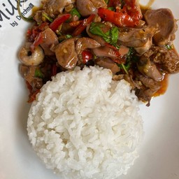 ข้าวกะเพราเครื่องในไก่