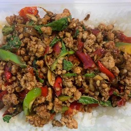 กระเพราหมูสับราดข้าว